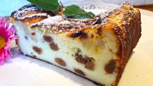 Вам понадобятся: творог, яйца, мед, изюм, кефир.
Приготовление:  взбиваем яйца (2шт.), добавляем 2-3 столовые ложки кефира  (обезжиренного) и 250 грамм обезжиренного творога, затем добавляем 1-2  столовые ложки меда и 50-100 грамм изюма. Берем форму для выпекания,  слегка смазываем маслом, выкладываем полученную массу и ставим в духовку  на 30 минут.
Совет: в запеканку можно добавлять  любые фрукты, ягоды, сухофрукты, орехи и т.п. Для красоты блюда можно  украсить его свежей клубникой или любыми другими ягодами.