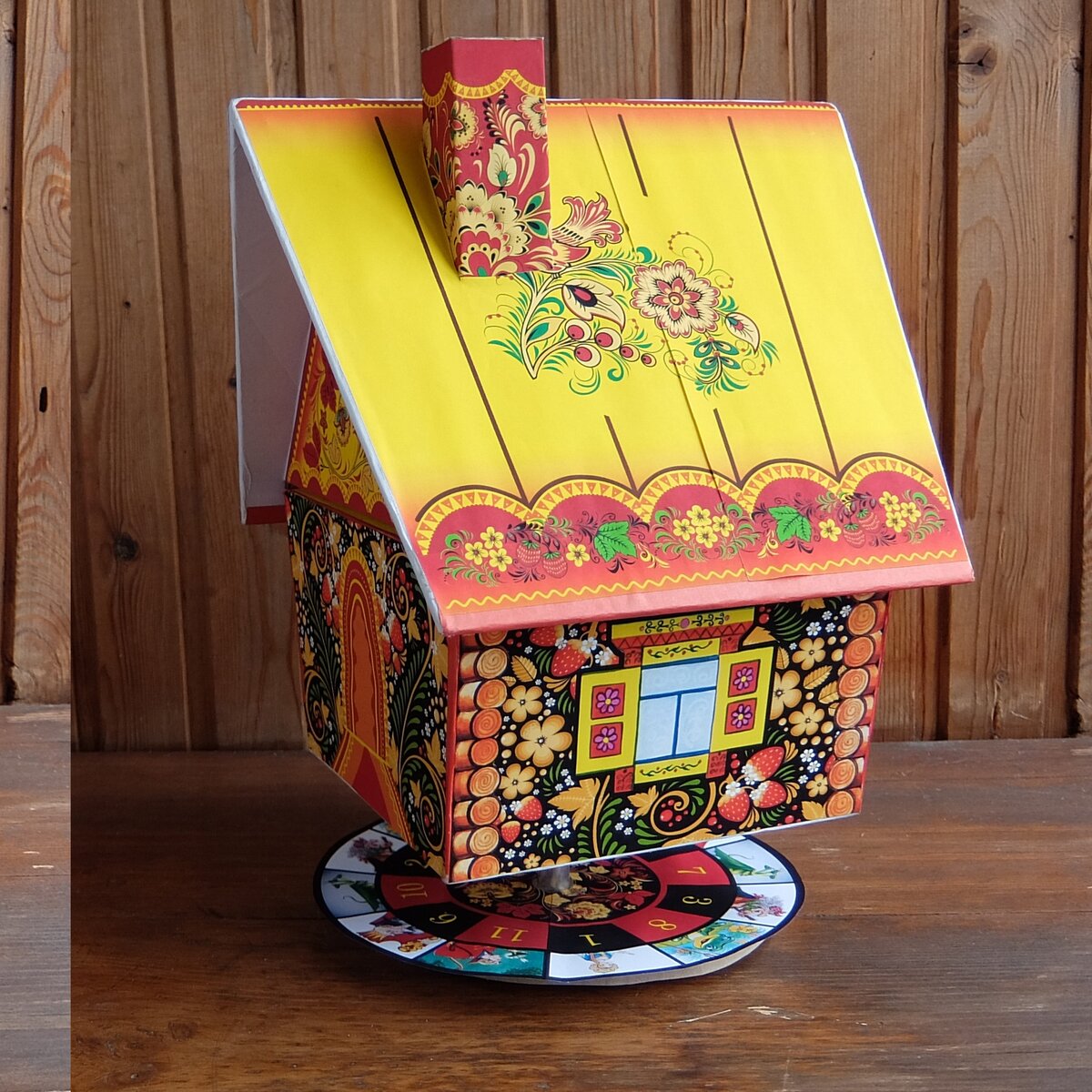 Такая вот нарядная избушка.