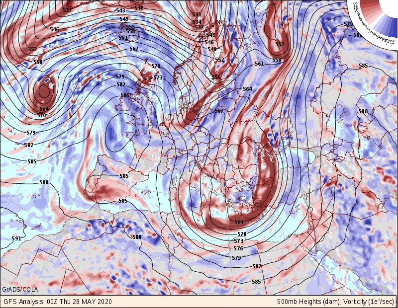 Карта геопотенциала Н500 28.05.2020. "Красный овал" над юго-востоком Европы и есть высотный циклон, а упомянутый гребень граничит с востока (справа). Над востоком Украины изогипсы (черные линии) как бы расходятся веером (дельта высотной фронтальной зоны). Это значит, что атмосферное давление здесь падает и  складываются благоприятные условия для развития циклона