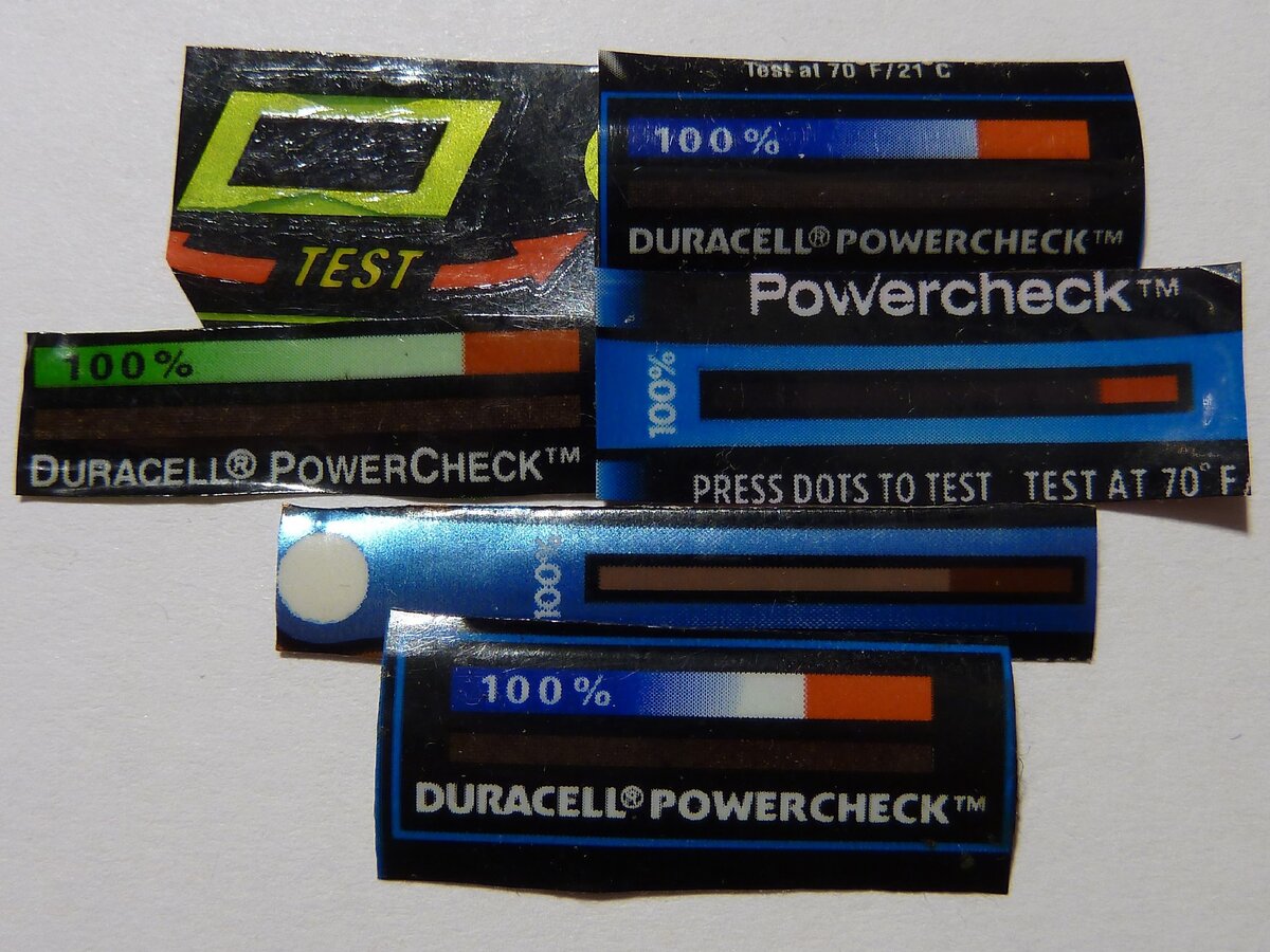 Разные индикаторы Duracell и один Energizer (зелёная рамка)