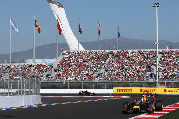 Зрители на трибунах на трассе Ф1 в Сочи