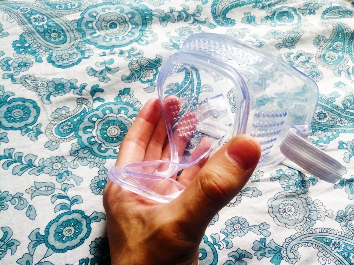 Вот, что от них осталось. Оправа детям играть). Очки без очков. Вот как в таких может держаться пластиковое окно??? Креплений для окошка никаких