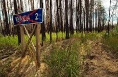 Забытые населённые пункты России. Как это возможно? Лишь постройки без присмотра и людей. Населённые пункты призраки. Курша-2 входит в список заброшенных и забытых посёлков городского типа России. Он был построен в Рязанской области в двадцатом столетии. Цель строения города: разработка огромных запасов леса. Численность населения к тридцатым годам была более тысячи человек. Все люди проживавшие в городе работали на заготовке леса. И вот трагедия. 3 августа 1936 года произошёл пожар леса и всё это привело к полному вымиранию города. При пожаре погибло более тысячи, точнее 1200 человек и лишь не многие люди чудом выжили. Курша-2 находился в центре лесного массива что и привело к печальному исходу. Здесь же находится братская могила где захоронены все погибшие.  После всего это место конечно было брошено и сегодня мало кто знает об этом.  На заседании в правительстве 16 августа 1936 г. было озвучено, что пожар унёс жизни 313 человек и ещё 75 получили тяжелейшие травмы. В газетах того времени умолчали о трагедии и её масштабах. Остатки Курша-2 находятся на территории на территории биосферного резервата Окского заповедника (сельское поселение Клепиковского района). Только в 2011 году на месте трагедии создан мемориальный комплекс, включающий Поклонный крест, памятную доску и дорожный знак «Курша-2». В те времена при коммунистическом строе об этом боялись рассказывать. Тогда нужны были только виновные в этом. Кто это будет было не важно. Лишь бы он был этот самый виновник. Некому не нужна была правда. Нужно было лишь выйти сухим из воды. Особенно это касалось правительства тех времён. Но слава БОГУ что те времена канули в воду. Хотя шлейф от этого остался до сегодняшнего дня в некотором роде. Кто-то говорит что это были хорошие времена. С этим трудно спорить. Хотя с одной стороны много хорошего не бывает. В чём-то хорошо и всегда в чём-то плохо. Всегда есть и плюсы и минусы. Вот почему к примеру говорят: Мы дети сложных лет России. Нам многое увидеть довелось. За последние пятьдесят лет в России было столько изменений что это просто не мыслимо. И эти темы можно бесконечно обсуждать. Столько плохого и хорошего что если взглянуть на весы, будет не ясно какая сторона потянет вниз. Но не будем отчаиваться господа. В каждой мере есть золотая единица на которую вполне можно положиться и развивать её до бесконечности. В жизни не нужно смотреть просто в сторону удачи. К удаче нужно выложить путь который не провалиться никогда. Далее есть посёлок городского типа Колендо. Это Сахалин. Туда привлекло людей непосредственно разработка месторождений нефти и газа. В 1996 году там произошло сильное землетрясение связанное с исчерпанием запасов полезных ископаемых. Сейчас он считается полностью вымершим городом. Следующий город Чаронда Волгоградская область. Там жили около 11000 тысяч человек в восемнадцатом веке. Это был своего рода торговый центр. Постепенно жители покинули город. Там остались лишь пожилые люди кто дожил там свой век. Сейчас город пустой. Лишь постройки. Следующий населённый пункт Молога. Это на Волге. Правительство в девятнадцатом веке решили здесь построить гидроузел и решено было город затопить. Это привело к массовым самоубийствам жителей города. Сейчас только изредка из воды показываются постройки и храмы.  Следующий город Нефтегорск. Сахалин. Здесь в 1995 году произошло сильное землетрясение и погибло около двух тысяч человек. Остальные были эвакуированы. Сейчас город пуст одни лишь постройки. Далее посёлок Кодыкчан. Здесь на шахте произошёл взрыв что повлияло на инфраструктуру. Через пару лет это повлияло на размораживание центральной котельной. В 2003 году всех оставшихся выселили из города. Далее посёлок Иультин. Здесь было открыто месторождение олово. Когда добыча закончилась люди бросили этот городок. Сейчас там тоже пустые постройки и дома. Далее посёлок Хельмер республика Коми. Основан в 1942 году. Здесь добывали уголь. В 1993 году было принято решение о ликвидации шахт. Соответственно люди покинули населённый пункт. Людей насильно заставили покинуть свои дома. Далее посёлок Промышленный республика Коми. Здесь жили 12000 тысяч человек. После взрыва в девяностых годах на шахте всё пошло в убыток и посёлок выселили. Далее посёлок Юбилейный. Там уничтожили шахту. У людей не осталось выхода и они покинули населённый пункт. Постройки остались без людей.