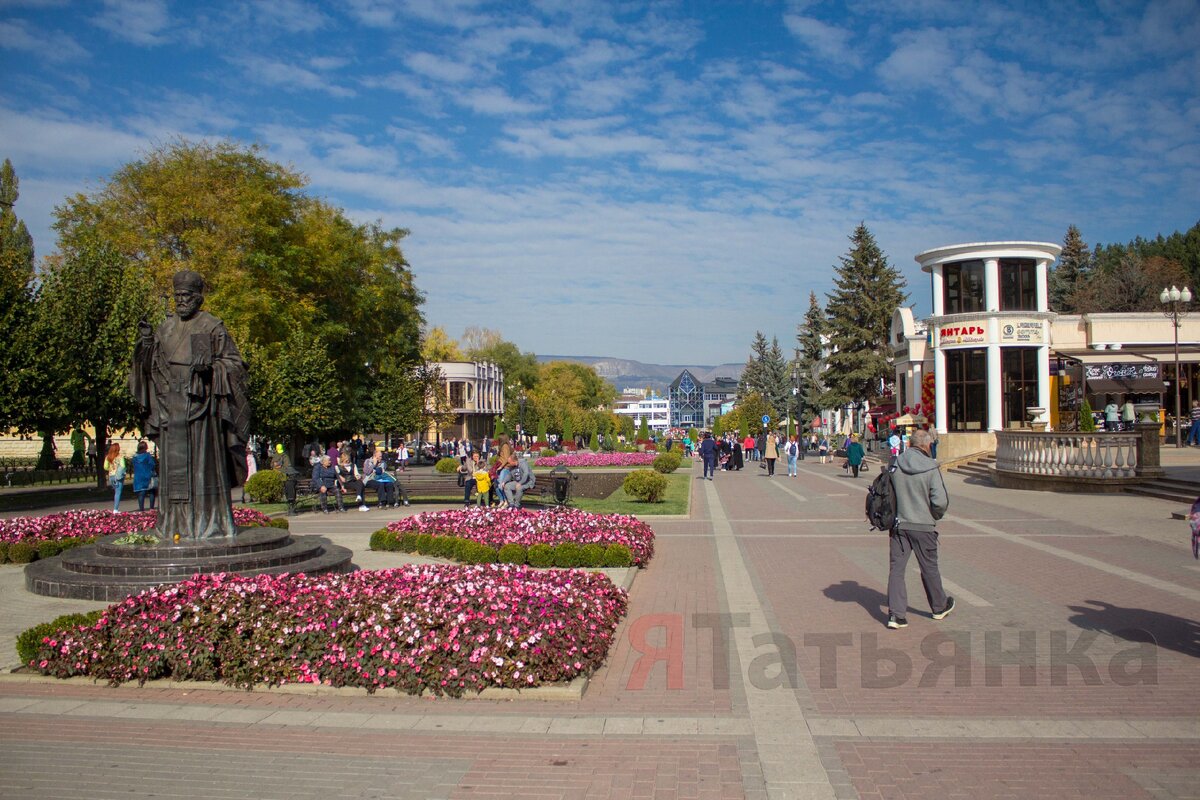 Курортный бульвар. Вид на кафе "Снежинка"