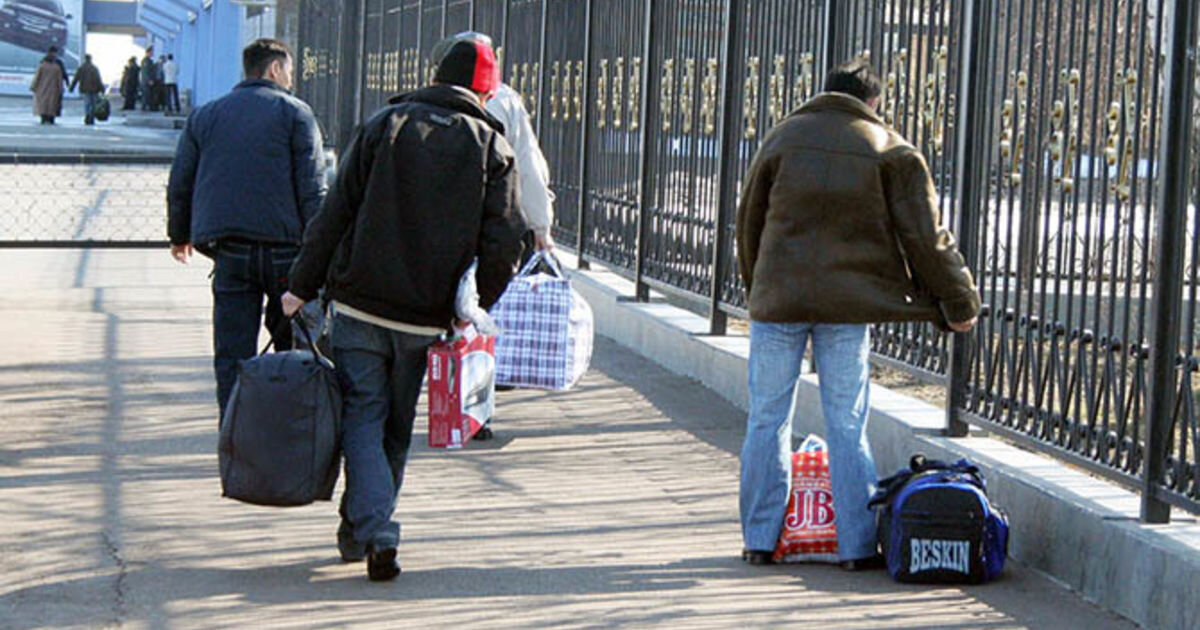 Приезжий остановился. Мигранты с сумками. Приезжие москвичи. Приезжие люди. Мигранты с чемоданами.
