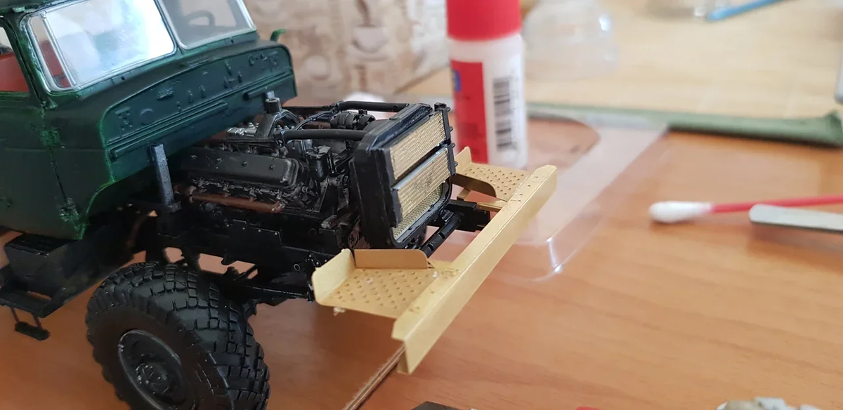 Встал как родной. Надо бы приклеить крылья. А то какой же это УРАЛ без крыльев? Кстати, вы заметили,что я перекрасил кабину?