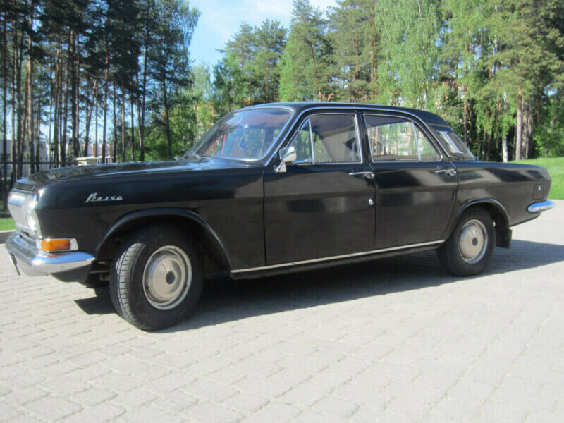 Ранняя Волга - элемент роскоши. Стоимость нового автомобиля оценивалась в 15 000 советских рублей. Эту машину выдавали чиновникам и представителям за рубежом. 