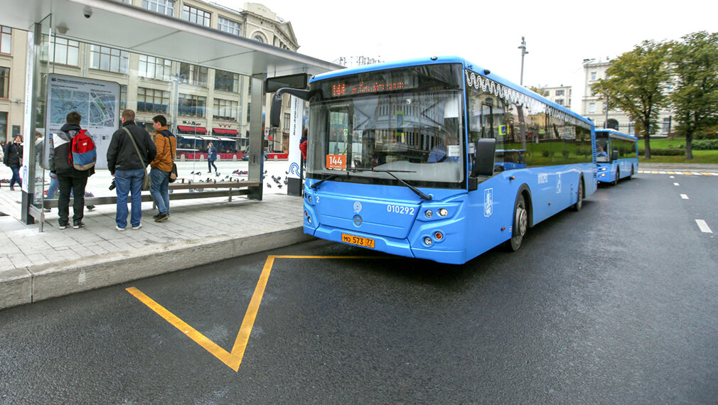 Автобусная остановка и автобус №144 у станции метро "Китай город".