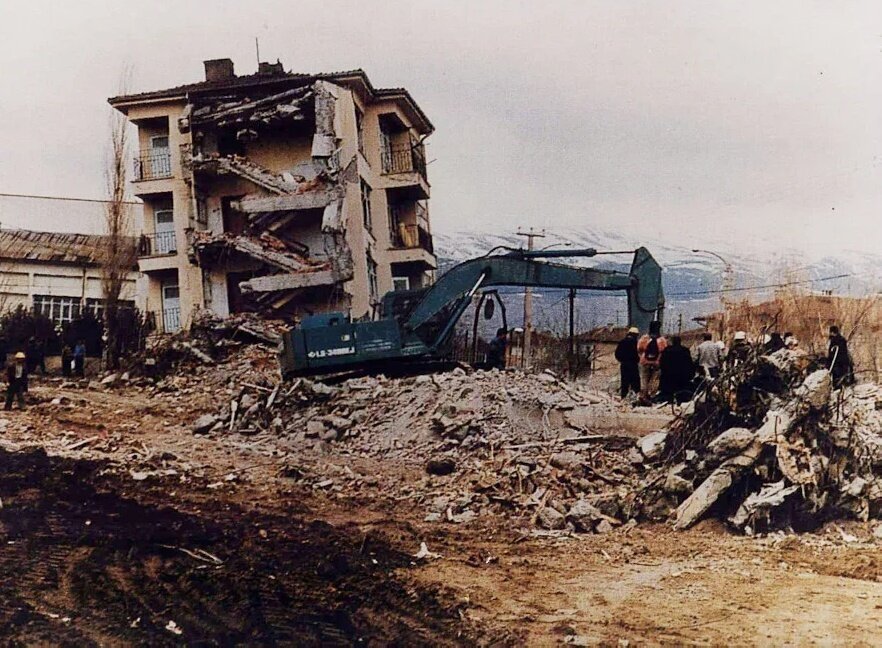 Землетрясение в т. Эрзинджан Турция землетрясение 1992 года. Землетрясение в Турции 1992. Эрзинджан землетрясение. 1939: Землетрясение в Турции, Эрзинджан.