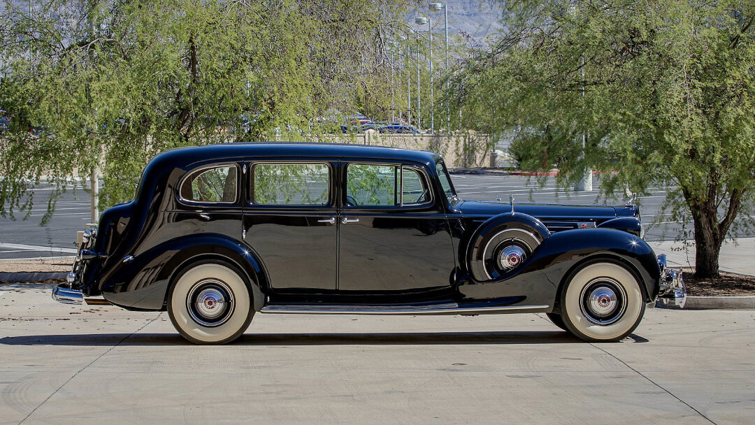 Красавец, не правда ли? Хотели бы кататься на такой ретро машине?