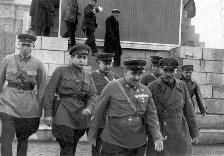 На первом плане — маршал Василий Блюхер, слева от него Терентий Дерибас, справа — Лев Альтгаузен. Хабаровск. 1 мая 1937 года