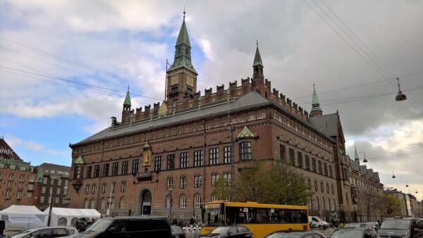 Подняться на башню Ратуши можно, преодолев 300 ступеней