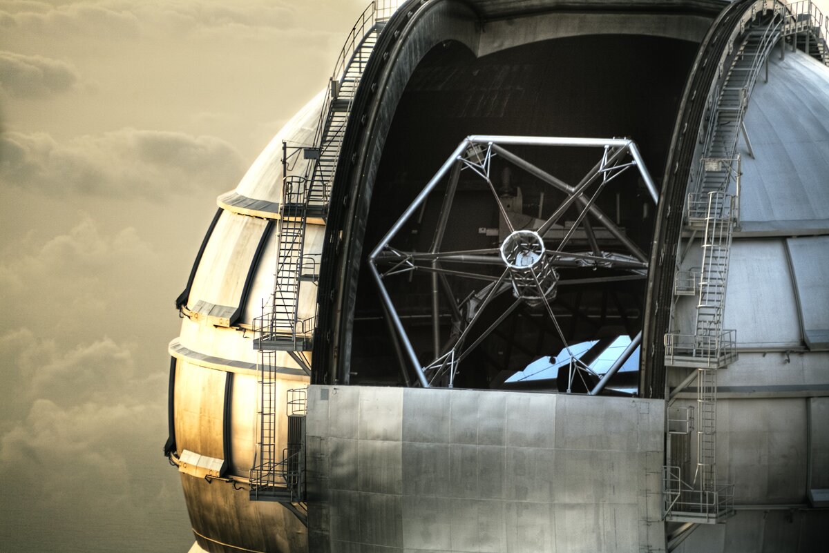 Строительство Gran Telescopio Canarias началось в 2000 году и потребовалось семь лет для того, чтобы сделать первое наблюдение в 2007 году.  Телескоп был полностью введен в эксплуатацию в 2009 году и стоил около 130 миллионов евро.