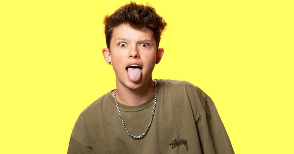 16-летний Джейкоб Сарториус был оним из самых популярных музыкантов на Musical.ly. Это помогло ему сделать довольно успешную музыкальную карьеру. В 2018 году он также засветился в таблоидах благодаря слухам про отношения со звездой «Очень странных дел» Милли Бобби Браун. 