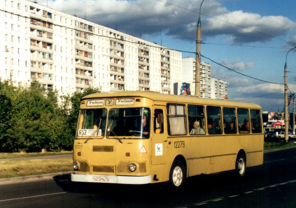 на таком автобусе я самостоятельно ездила в садик. От остановки Янки Купала и не доезжая одну остановку до кинотеатра Москва.