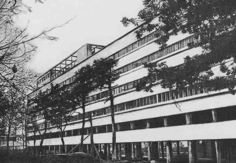 Дом Наркомфина в начале 1930-х гг. Еще не «зашита» сквозная галерея в низу здания. Фото: pastvu.com