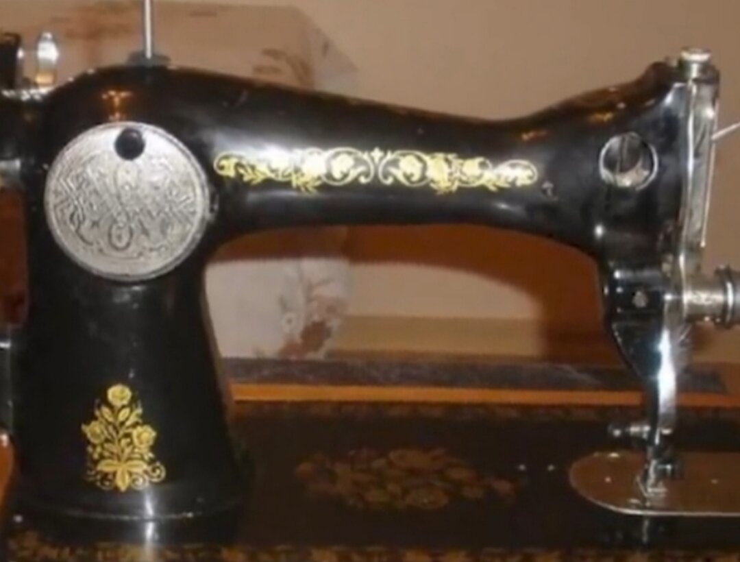 Швейная машинка зингер ножная. День швейной машинки 13 июня картинки. Швейная машинка чайка пмз. Машина швейная в архангельске. Машина швейная в архангельске.