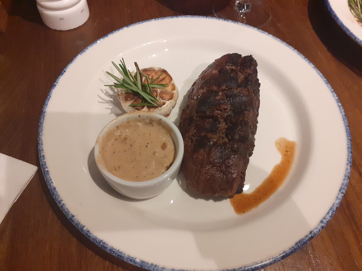 Допустим, я люблю стейки. Сказать про них "вкусно, как дома!" не могу при всём желании - дома стейков нет. И что?.. 