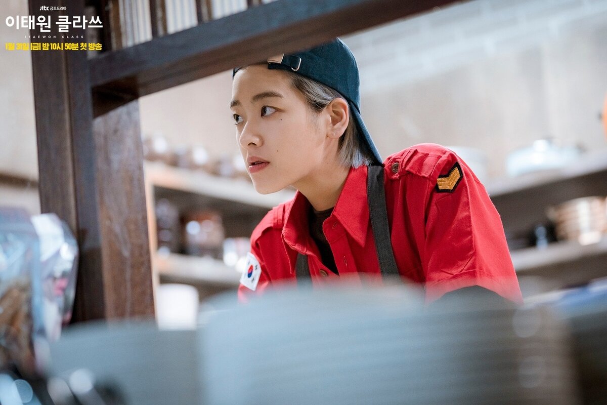 Кадр из дорамы "Итэвон класс"