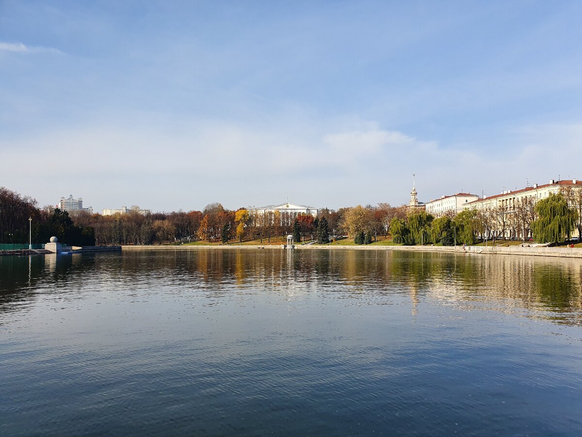 Вид на реку Свислочь с моста напротив центрального детского парка.