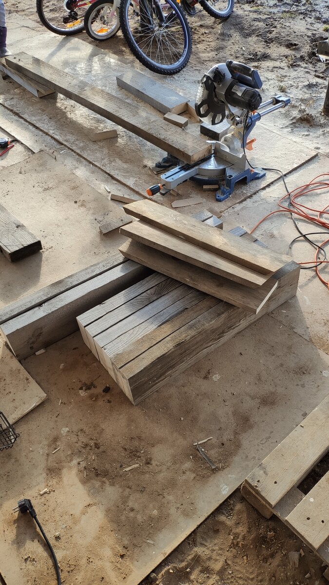 Заготовки под тумбу: 2 длинные полки, 6 ножек, торцевые панели.