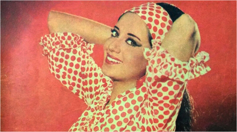 Очки go-go, расклешенные рукава, джемперы, принты в горошек, ленты, банты, пастельный цвет губ… — ее образам подражали многие молодые девушки. Фото - https://clck.ru/RpZKa