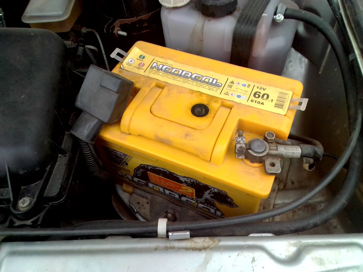 Если следить за АКБ машины, то он может прослужить долго