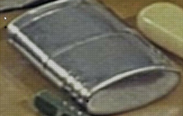 Зажигалка Сомертон мена (в увеличенном виде) из фильма.