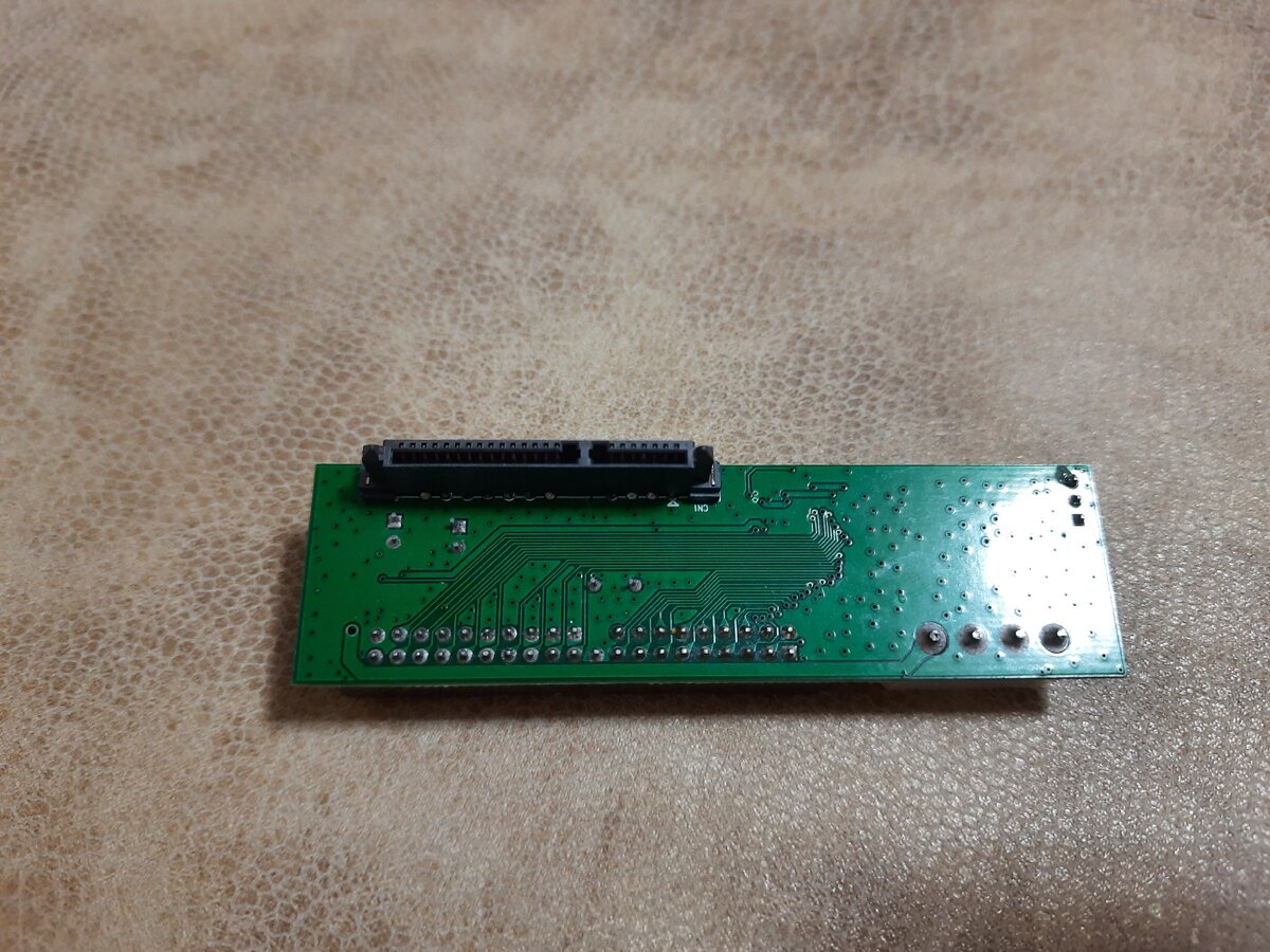 На другой стороне разъём SATA для подключения к устройству.