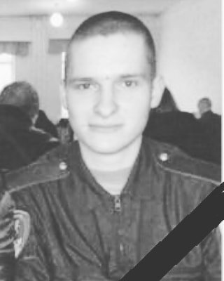 Погибший Ярослав Ярослав Лихаузов был призван в армию ровно год назад 27 ноября 2019 года, проходил службу в в/ч 3500, а уже через три с половиной месяца семья получила его в гробу. Он погиб 16 марта 2020 года от пулевого ранения в голову. Материалы проверки, проведенной по факту его гибели и закончившейся отказом в возбуждении уголовного дела, оставляют более чем странное впечатление, цитата: «16 марта 2020 года на учебном полигоне с личным составом, проводились учебные занятия по отработке передвижения в двойках и тройках, а также отработка круговой обороны. В указанный день боевые патроны личному составу не выдавались. По окончании занятия обнаружен труп Лихаузова Я. А.». Каким же образом от пулевого ранения в голову погиб молодой человек, если во время занятий никому из личного состава боевые патроны не выдавались?О том, как проходили занятия в материалах проверки тоже рассказано: двое сержантов палили в воздух якобы холостыми патронами, изображая нападение на занявших свои позиции бойцов.Чуть ли не на каждой странице постановления об отказе в возбуждении уголовного дела мы читаем: «13 марта 2020 года у некоторых подразделений проходили плановые стрельбы в учебном центре войсковой части 3111, в ходе которых Лихаузов Я. А. мог похитить один патрон». Нет установленного факта, что Лихаузов похитил этот самый один патрон. Более того, лица, которые отвечали за проведение этих учебных стрельб 13 марта, дают показания, что проверили Лихаузова после того, как он отстрелял свои патроны – проверяется оружие на разряженность, также солдата заставляют вывернуть карманы и подсумок. Лихаузова проверили. И патрона при нем не нашли. Никто не видел у Лихаузова патрона. Никто не слышал от Лихаузова, что ему удалось вынести со стрельб один патрон. Но предположение о том, что Лихаузов якобы вынес патрон со стрельб 13 марта принимается за установленный факт. И дальше следствие исходит уже из этих фантазий.Мы предлагаем следствию альтернативное предположение, что любое лицо, принимавшее участие в стрельбах 13 марта, могло бы вынести с этих стрельб один боевой патрон. И 16 марта 2020 года выстрелить этим патроном в лоб Лихаузову. Но такого предположения почему-то у следствия не возникает.Дальше следствие ищет мотивы – зачем Лихаузов застрелился? И вдруг свидетели – все как один начинают заявлять, что якобы Ярослав Лихаузов всем и каждому рассказывал, какая у него «неблагополучная» семья, как он хочет, чтобы родные его навестили в войсковой части, а они к нему так ни разу и не приехали. Следователь не удосужился проверить ни одно из данных клеветнических измышлений. А мы их проверили и выяснилось, что все это является неправдой: мать Ярослава, Анна Стельмух, дважды – 14 декабря и 29 декабря навещала его в войсковой части, 14 декабря даже были сделаны фотографии, на которых запечатлены мать вместе с Ярославом на территории войсковой части (эти фотографии есть в распоряжении Фонда «Право Матери»). Анна ждала начала отпуска – 11 марта – чтобы ездить к сыну чаще, но с 15 марта – это общеизвестно – родственникам стало запрещено навещать солдат в частях, был введен карантин из-за пандемии коронавируса. Проверка данных фактов заняла у нас очень мало времени. Следователю, видимо, было совсем недосуг.А дальше на семью погибшего выливаются тонны помоев. Не прошло и сорока дней после гибели сына, 9 апреля 2020 в дом Анны Стельмух заявляется инспектор ПДН Орлова в сопровождении участкового Жукова, они приходят по поручению – внимание – следователя, проводящего проверку по факту гибели Ярослава. Но составляют они акт обследования семейно-бытовых условий жизни несовершеннолетнего (брата погибшего Платона), в котором указывают, что состояние жилого помещения, в котором проживает несовершеннолетний, не удовлетворительное.Этот факт мы тоже проверили – дело в том, что Анна с мужем (отчимом Ярослава) четыре года назад начали строить дом, и в принципе уже все построили, остались какие-то косметические недоделки, обои, например, еще не поклеены. На основании этого визита и составленного акта госпожа Орлова С.С. из ПДН пишет рапорт начальнику УМВД России по городскому округу: «Докладываю Вам, что мною 09.04.2020 г. совместно с участковым Жуковым А. И., по поручению следователя был осуществлен выезд по адресу (…). В ходе выезда была привлечена к административной ответственности гр. Стельмух Анна Александровна, которая имеет на иждивении малолетнего сына Платона (…) На момент проверки гр. Стельмух А. А. находилась дома. (…) реагировала агрессивно, высказывая свое недовольство работой правоохранительных органов. Гр. Стельмух А. А. на вопросы реагировала нервно, диалог вести отказывалась. В результате убеждения, проследования в дом было установлено, что в помещении антисанитарные условия проживания (…) на полу местами нет досок, вещи разбросаны по всему дому, много не нужных (испорченных) вещей свалены кучами, на стенах отсутствуют обои. В результате на гр. Стельмух А. А. был составлен административный протокол по ч. 1 ст. 5.35 Кодекса РФ об административных правонарушениях («ненадлежащим образом исполняет родительские обязанности»). То есть матери, только что потерявшей сына, по поручению следователя, осуществляющего проверку, напомнили, что у нее есть еще последний, младший сын, которым можно если что успешно манипулировать в интересах следствия.Сложно представить себя на месте Анны Стельмух, которая только что, отдав государству, потеряла одного сына и к которой государство пришло за вторым, последним, которому только 12 лет.В показания свидетелей в материалы проверки записываются слова про семью погибшего, цитата из материалов дела, показания сержанта А.: «Но иногда Ярослав бывал очень замкнут, молчалив, сильно грустил. Я понимал, да он иногда и сам мне говорил, что это все из-за обстановки, сложившейся в его семье, а именно из-за развода родителей, которые его ни разу не навестили и из-за сильно пьющей матери».Мы (в отличие от следователя) запросили все необходимые справки на семью Стельмухов в диспансерах, собрали показания соседей. Стельмухи не употребляют спиртное совсем.Из материалов проверки, показания капитана В.: «Хотел бы также отметить, что в тот момент, когда я вместе с Ш. занимался оформлением документов по факту смерти Лихаузова, мне пришлось увидеться с матерью и отчимом Лихаузова Я. А. Вышеуказанные граждане не производят впечатления благополучной семьи. Они даже не расстроились по поводу смерти Лихаузова Я. А., а сразу же спросили по поводу положенной им в связи в гибелью сына денежной компенсации от государства. С виду они производили впечатление алкоголиков. (…) Также, в тот момент, когда я ездил к ним домой для того, чтобы сообщить матери о смерти сына, я ужаснулся жилищными условиями, количеством пустых бутылок от алкогольной продукции на столах и полу, низкой температурой и полной антисанитарией в помещении».Так, постепенно, шаг за шагом из вполне нормальной обычной семьи, где оба родителя работают, строят (а не разрушают) свой дом, где никто не употребляет спиртное, где до недавнего времени росло и воспитывалось двое живых и здоровых детей, люди, проводящие следственную проверку, слепили миф о семье неблагополучной, семье алкашей, которым наплевать на судьбу их детей.Один из офицеров, Р. вечером 16 марта 2020 года (день гибели Ярослава), цинично сказал матери погибшего: «Ну у вас же кредиты, вы же с сыном договорились». В смысле, что Ярослав специально застрелился, чтобы страховкой помочь семье закрыть долги, связанные с кредитами, взятыми на строительство дома. Спокойно рассказывать об этом Анна не может…И на этом все расследование гибели Ярослава Лихаузова и завершилось: якобы мог вынести боевой патрон и якобы застрелиться из-за своей якобы неблагополучной семьи. Очернили память погибшего. Очернили семью. И завершили проверку, отказав в возбуждении уголовного дела, не желая устанавливать факты – кто же на самом деле вынес со стрельб боевой патрон и застрелил Ярослава? Мать погибшего считает, что сына убили.После гибели брата, визитов ПДН и участкового, после всей этой нервотрепки, младший сын Анны, Платон начал заикаться.Из документов, собранных Фондом «Право Матери»:Характеристика на бывшего ученика МОУ «Золотовская СОШ» Лихаузова Ярослава, данная классным руководителем молодого человека: «Лихаузов Ярослав обучался в школе с 6 по 9 класс (2015-2018 год). На протяжении всех лет обучения ученик зарекомендовал себя как старательный, прилежный ученик, ответственно относящийся к учебе. На уроках был дисциплинирован, внимателен, сосредоточен, умел организовать свою учебную деятельность. Материал, объясняемый учителем, усваивал быстро. Склонен в самоанализу и самооценке. Выпускник умело применял свои знания, обладал грамотной письменной и устной речью. Мальчик был самобытный, нестандартный, своеобразный человек, имеющий на все свою собственную точку зрения. В нем было развито чувство коллективизма. Девятый класс Ярослав закончил на «4» и «5». Учась в 9 классе, дополнительно посещал курсы, готовящие к поступлению в колледж. За свой чуткий характер пользовался уважением и доверием. Он был не завистливый, радовался успехам других. Школу посещал постоянно, правонарушений не совершал. Отношения с одноклассниками были ровные, взаимоуважительные. Внешний вид ребенка показывал на его характер. Он был всегда аккуратен, опрятен. Выпускник был по натуре добрый, спокойный. Родители поддерживали ребенка, следили за его поведением и учебой. Они приучали его к труду, ответственности. Мама Ярослава посещала все родительские собрания. 19.11.2010 г. Классный руководитель Л.».Вот характеристика от соседей И. на семью Стельмухов: «За время проживания семья Стельмух проявила себя как доброжелательная, общительная и проявляющая уважение к соседям. Анна и Андрей всегда готовы прийти на помощь соседям в случае необходимости. Всегда бескорыстно оказывают помощь соседям в установке бытовых вещей, проблемах с электричеством. Андрей всегда оказывал помощь в перевозке тяжелых бытовых вещей. Всегда участвовали в субботниках. Конфликтов с соседями с их стороны никогда не наблюдалось. Всегда здороваются с соседями первые и настроены доброжелательно в отношении людей. Дети всегда были ухожены, а также хорошо воспитаны. В злоупотреблении спиртными напитками никогда не были замечены, всегда имеют опрятный внешний вид. Дружная семья, скандалов в семье никогда не наблюдалось. Приятно жить с такими соседями».Вот характеристика от соседей К. на семью Стельмухов: «Мы, нижеподписавшиеся, являемся соседями Стельмух А. Н. и Стельмух А. А. по подъезду. Подтверждаем, что Анна и Андрей проживают по этому адресу много лет. За время проживания Анна и Андрей зарекомендовали себя в глазах соседей с положительной стороны. Как в первую очередь очень заботливых и внимательных родителей. Семья Стельмух очень дружная, всегда везде вместе с детьми. Ведут порядочный образ жизни – не пьют, в сомнительных компаниях замечены нами не были. Дети у них очень воспитанные и культурные, с хорошим и порядочным воспитанием. Анна является старшей по подъезду. Добилась и нас подключила, чтобы нам сделали ремонт в подъезде и заменили крышу в нашем доме, благодаря ее упорству и решительности, за что ей отдельное спасибо и муж ее Андрей всегда помогал нам в решении наших проблем и трудностей, которые у нас возникали. И в любое время шел всем на помощь. Семья Стельмух очень заботливая, внимательная, чуткая, добропорядочная, трудолюбивая и любящая друг друга семья. Дети у них всегда на первом месте и их интересы всегда ставят превыше своих собственных, и нам всем соседям очень приятно жить и быть рядом с такой замечательной семьей.Характеристика на семью Стельмухов от соседки С.: «Я являюсь соседкой по адресу (…). Переехала в этот дом относительно надавно, в марте 2018 года. Из всех соседей, которые нас окружают, дружба завязалась только с ними. И мы очень часто общаемся. Ярослав и Платон, их дети, приходили к нам часто, так как моя невестка проводит репетиторскую работу по английскому языку. Платон до сегодняшнего дня приходит учиться. Оба мальчика добрые, отзывчивые, скоромные, трудолюбивые, веселые, готовые бескорыстно помочь. Эти качества им подарили их родители Андрей и Аня, так как они являются и сами такими. Проявление родительской заботы можно увидеть во всем, даже в образовании. Не каждая семья может позволить репетитора сразу для двоих, тем более на такой предмет, который не основной. В этой семье есть свое хозяйство и мини-ферма, для этого нужно много времени, сил и энергии. Здоровое питание и образ жизни они проявляют во всем. Они активны и жизнерадостны. Всегда помогают и разумно вкладывают деньги. Так же, те идеи, которые могут помочь обоим семьям, например, сделать дорогу. Всегда порекомендуют как лучше сделать, и убедить логично рассмотреть какое-либо предложение. Редко встретишь таких людей, где есть любовь и забота друг о друге. Никаких пьянок, гулянок, «фестивалей» за это время никогда не было. Никаких даже повышенных голосов и матов также не было. В моей семье все в шоке от того, что произошло с Ярославом!!! Парень вполне адекватный и он не вмешивался в уличные конфликты. Добрый и вежливый был всегда! Знаю, что ему хотелось вернуться домой здоровым, так как дома его ждал подарок – автомобиль! И у него не было ни одной причины, чтобы сделать это по-другому!».Анна Стельмух привезла к нам в Фонд копии трудовых книжек – своей и мужа – они работают в метрополитене, на семью зарабатывают 100 тысяч рублей в месяц. А это не настолько мало, чтобы назвать семью неблагополучной в материальном отношении.Также мать погибшего привезла нам в Фонд характеристики от соседей на родного отца Ярослава. Родной отец поддерживал с сыном хорошие отношения, постоянно общался, Ярослав иногда жил у него.Характеристика на Лихаузова А.М. от соседей Т.: «Мы, нижеподписавшиеся, проживаем в одном доме с Лихаузовым А. М. Подтверждаем, что Алексей Михайлович ведет здоровый образ жизни, не имеет вредных привычек, за исключением курения, не имеет сомнительных знакомств. Алексей Михайлович классный специалист по всему, что касается ремонта и строительства. Является образцовым супругом и отцом. Активно занимался воспитанием сына, который часто к нему приезжал. Также принимает активное участие в воспитании детей нашего двора. Алексей Михайлович не склонен к конфликтам и всегда оказывает помощь. Со стороны нашей семьи характеризуется полностью положительно».Характеристика на родного отца Ярослава от соседей Ш.: «Мы, нижеподписавшиеся, являемся соседями Алексея по подъезду. За время проживания Лихаузов зарекомендовал себя исключительно с положительной стороны. Алексей всегда принимает активное участие в общественных работах по благоустройству дома и прилегающей территории, со всеми жильцами находится в дружеских отношениях, конфликтов ни с кем не имел. В злоупотреблении спиртными напитками замечен не был, вредных привычек не имеет. Алексей Михайлович проживает с супругой, семья очень дружная и гостеприимная. Все каникулы и выходные проводили с сыном. Летом с ребенком отдыхали на море. Мы считаем Алексея Михайловича человеком, на которого стоит ровняться».   У кого есть примеры похожих несправедливых ситуаций - шлите рассказы в нашу группу, ссылка в комментариях.Заранее спасибо за подписку на наш канал+