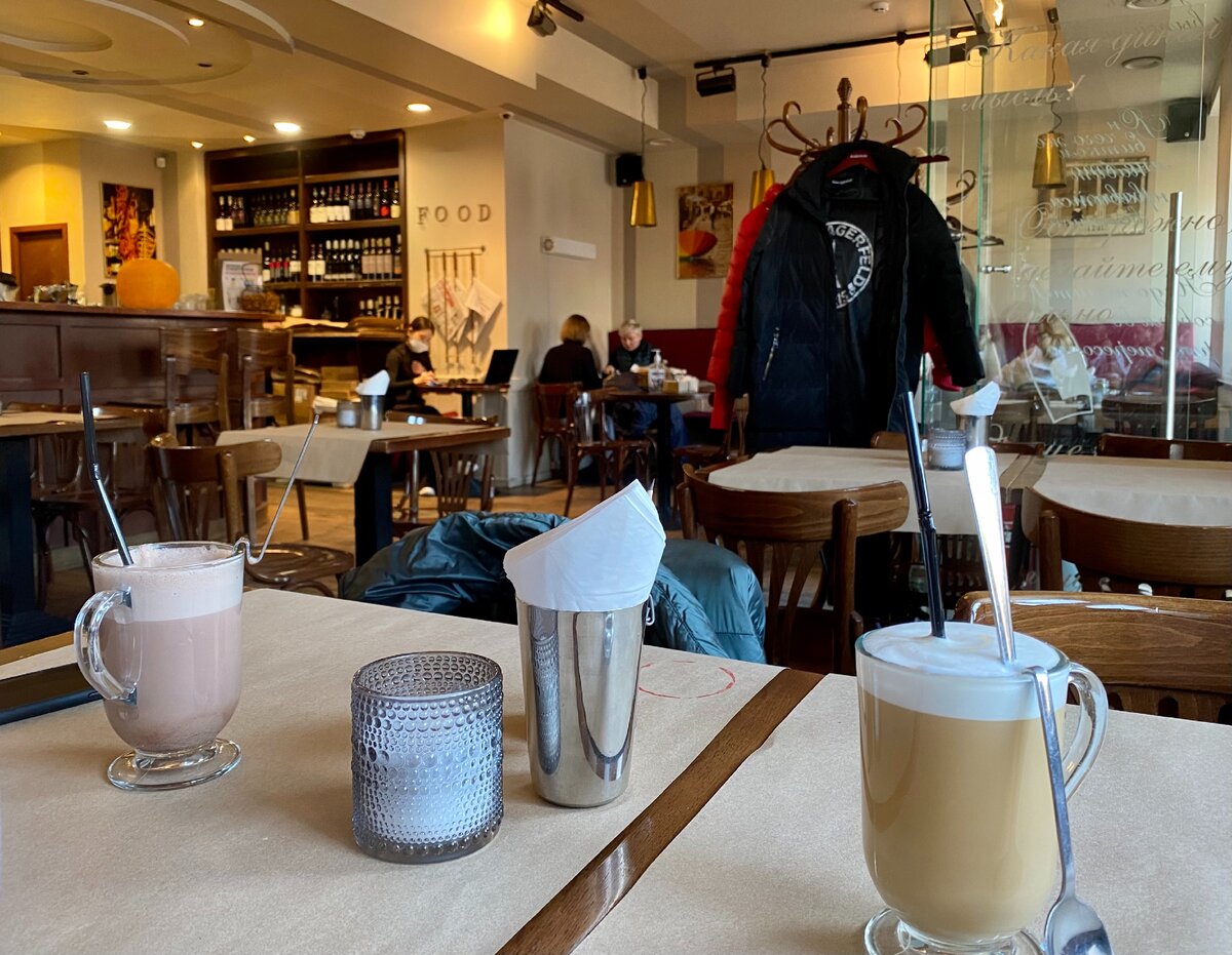 Обстановка минималистичная. Бумага на столах неудобная. Можно и руку порезать, и, неаккуратно выходя из-за стола, утянуть за собой все, что на нем стоит.