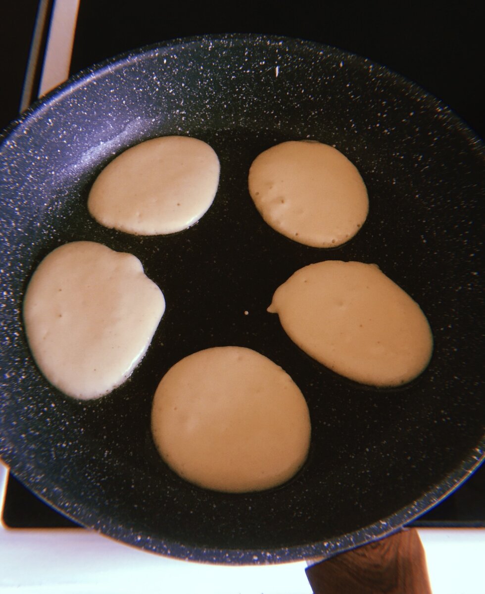 Переворачивайте оладьи, как только они подрумянятся