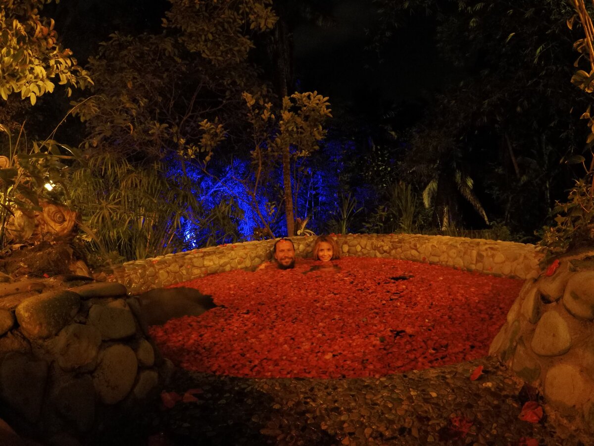 А вот и мы  в лепестках 