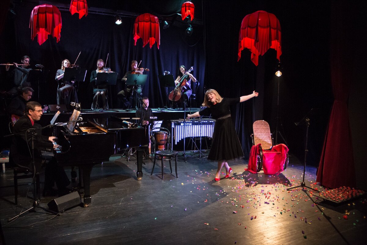 Сцены из спектакля "Барбара"