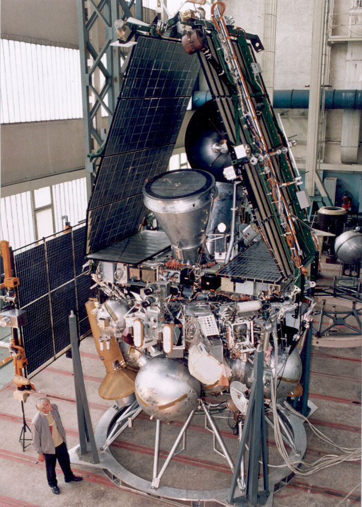 Не все помнят, что в последние годы советских космических программ, к Марсу были запущены две автоматические межпланетные станции (АМС) Фобос: 07.07.1988 года Фобос-1 и 12.07.1988 г. – Фобос-2.-2