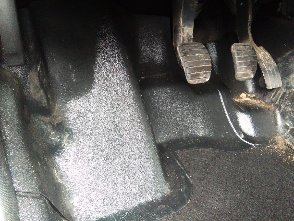 Накладка ног водителя. 