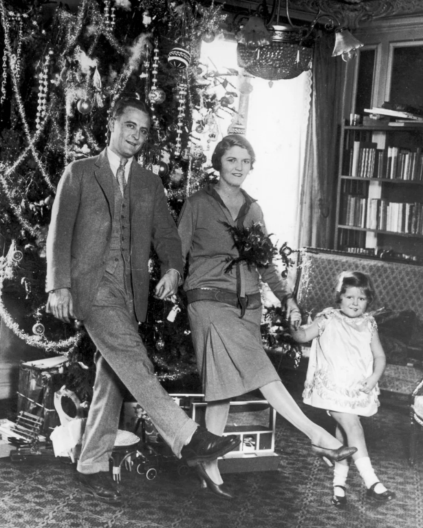 Скотт Фицджеральд со своей женой Зельдой и дочерью Скотти в Париже