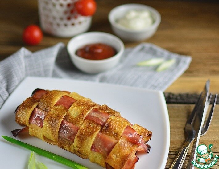 Вкусная мясная закуска с использованием блинов и бекона в качестве "шубки"! Чтобы не испортить нежное и полезное куриное мясо, рекомендую брать бекон мясной, с минимальным количеством сальных прослоек, или использовать ветчину! Блюдо отлично как в только что приготовленном, так и в остывшем виде!