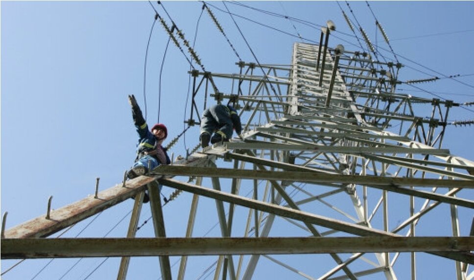   В России могут подорожать практически все товары и услуги на фоне роста оптовых цен на электроэнергию. Об этом сообщает информационное агентство URA.RU со ссылкой на мнение
специалистов в области экономики.

Напомним, что цены на электроэнергию в России достигли максимального значения за последние пять лет. Замминистра энергетики РФ Павел Сниккарс объяснил, что подорожание не скажется на тарифах на электричество для населения.

Экономист, ученый и президент Центра экономики инфраструктуры Владимир Косой считает, что "цены для домохозяйств могут оставаться стабильными даже на фоне роста оптовых цен. Другая ситуация по рынку для предприятий. Там, конечно, изменение тарифов на оптовом рынке, так или иначе, будет переложено на конечного предпотребителя в виде предприятий, поскольку производители и компании, передающие электроэнергию, не могут работать себе в убыток. Рост цен на тарифы для предприятий, в конечном счете, перекладывается в стоимость товаров и услуг. Поэтому в виде изменения платежей за электроэнергию люди не увидят разницы, а вот в виде роста цен на услуги и товары безусловно почувствуют".

В свою очередь, экономист, бывший министр экономики России и председатель партии "Гражданская инициатива" Андрей Нечаев напомнил, что тарифы на электроэнергию регулируются государством. Он добавил, что, по его мнению, "рост оптовых цен на электроэнергию станет бустером для инфляции, так как предприятия-потребители будут перекладывать дополнительные издержки на свои цены. Там, где доля электроэнергии в издержках не велика, изменений может не произойти, а для электроемких производств повышение может существенно сказаться на их ценах".

