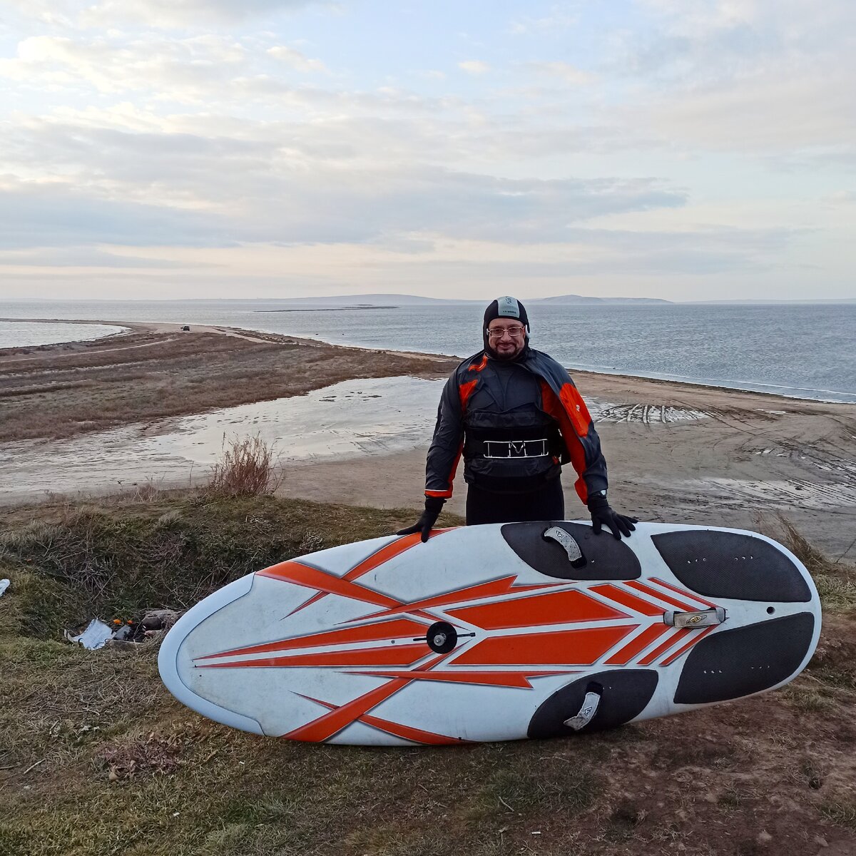 Миша и наш спот  -  коса Голенькая на побережье Черного моря, недалеко от Анапы.