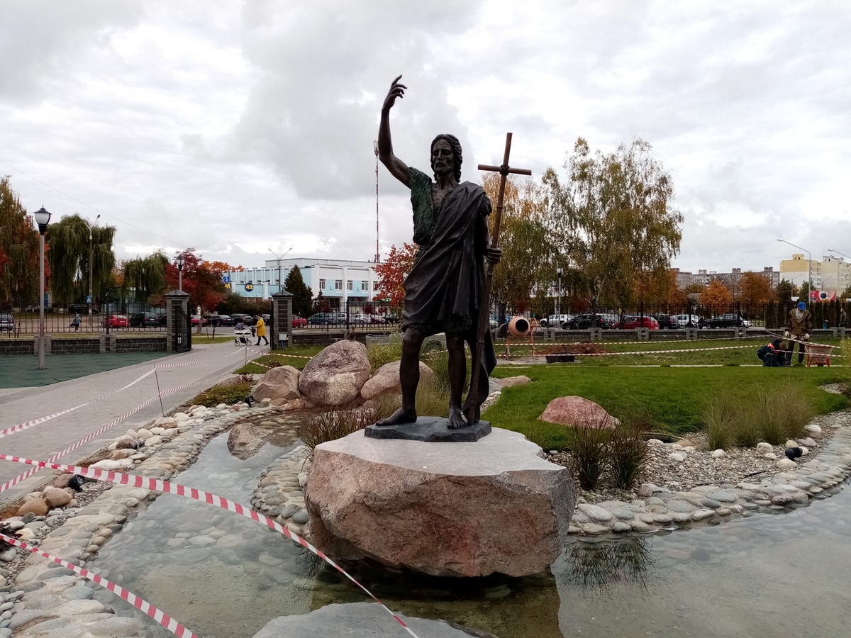 А здесь - скульптура Иоанна Крестителя.
