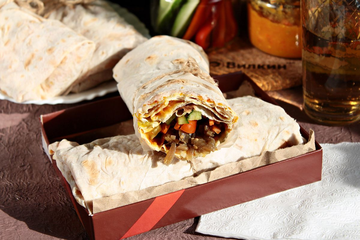 Диетический лаваш. Пп завтрак с лавашом. Рулет из тортильи с авокадо. Диетический лаваш фото. Конверты из лаваша.