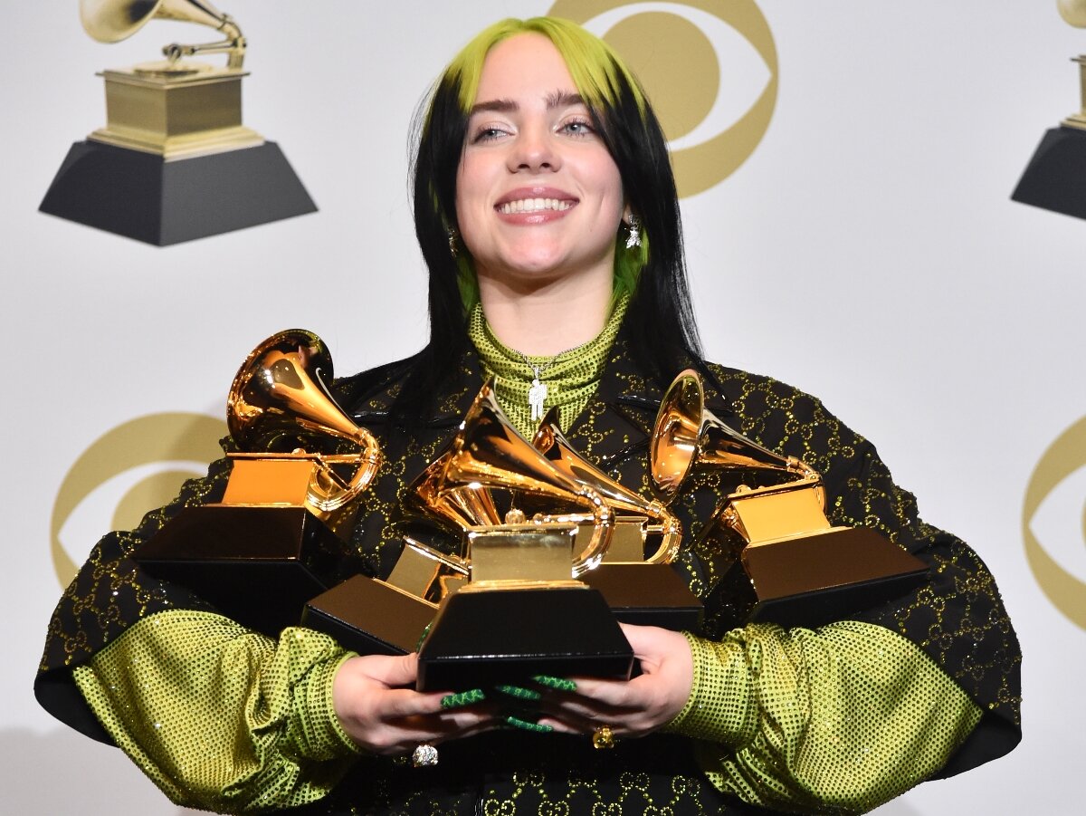 Триумфатор последней премии Грэмми Американская певица Билли Айлиш со своим богатым "уловом" граммофонов