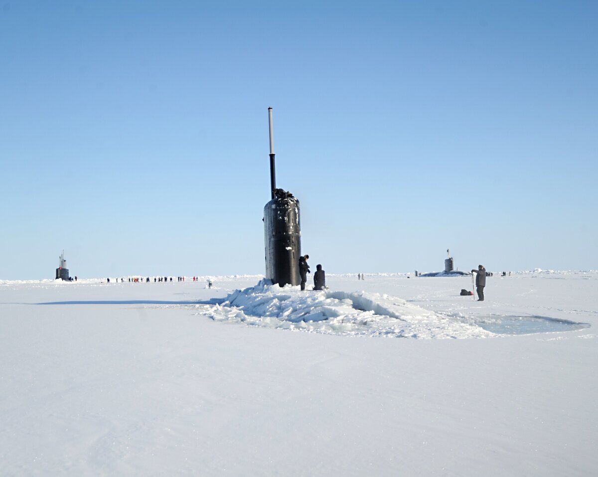 АПЛ "Коннектикут" (слева), "Хартфорд" (в центре) и "Тренчант" (U.S. Navy photo by Chief Mass Communication Specialist Darryl I. Wood)