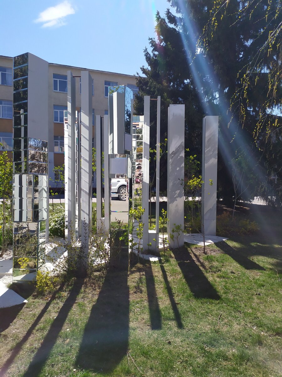 Зеркальные стеллы на улицах Белгорода. Фото автора.