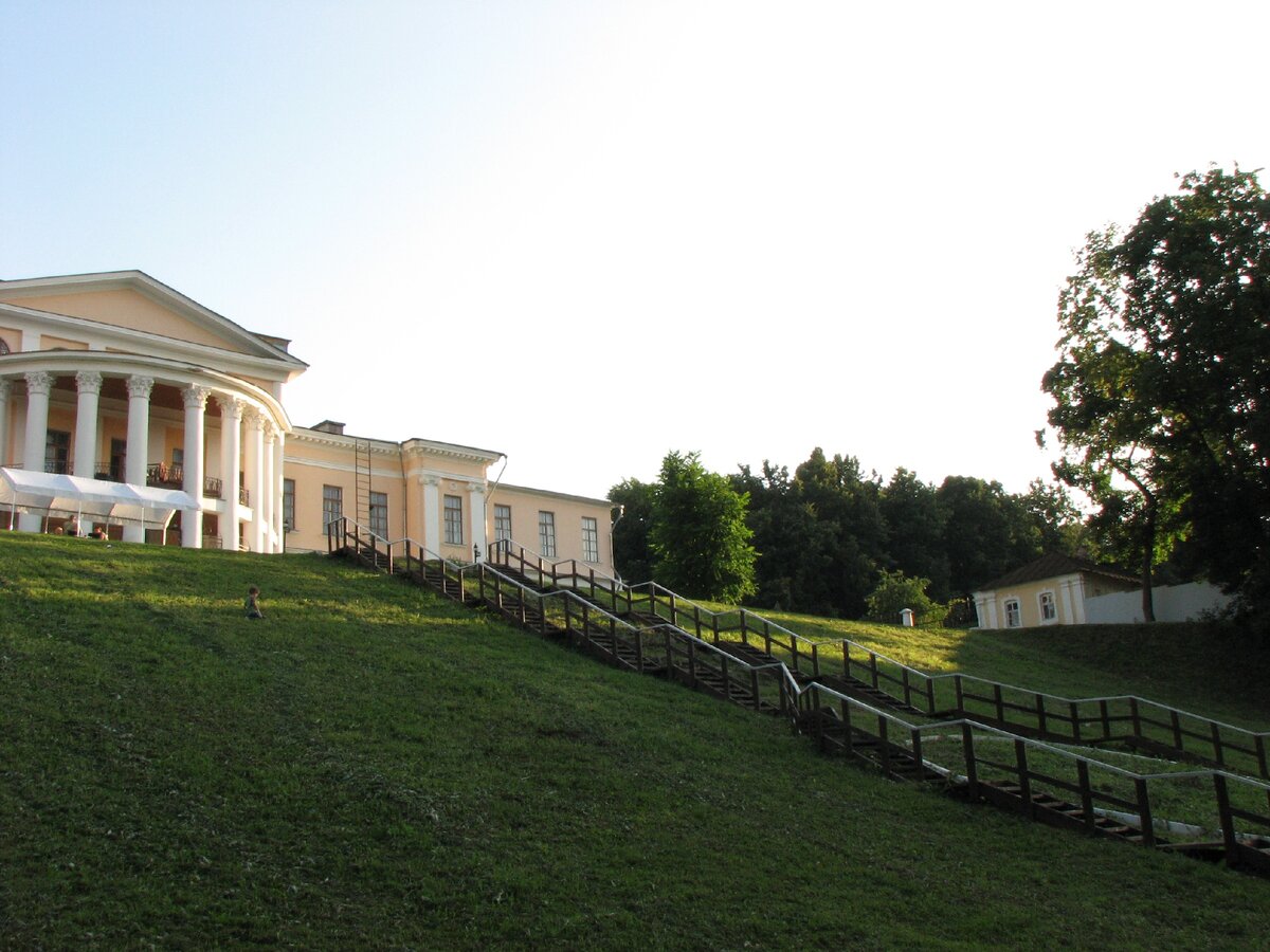 Усадьба рядом с церковью. Раньше там был ЗАГС, где мы с мужем расписались. Но теперь остался только ресторан.