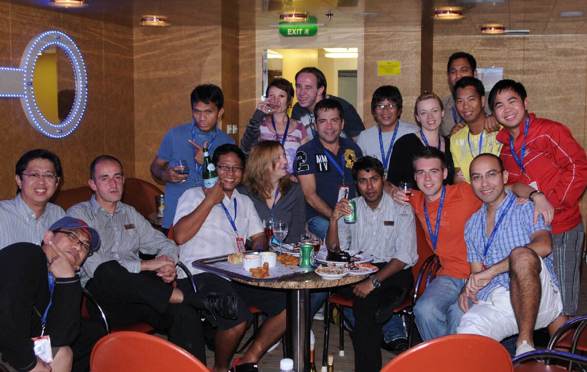 Фото-банда вечером после работы (с нашим боссом Джоном по центру)