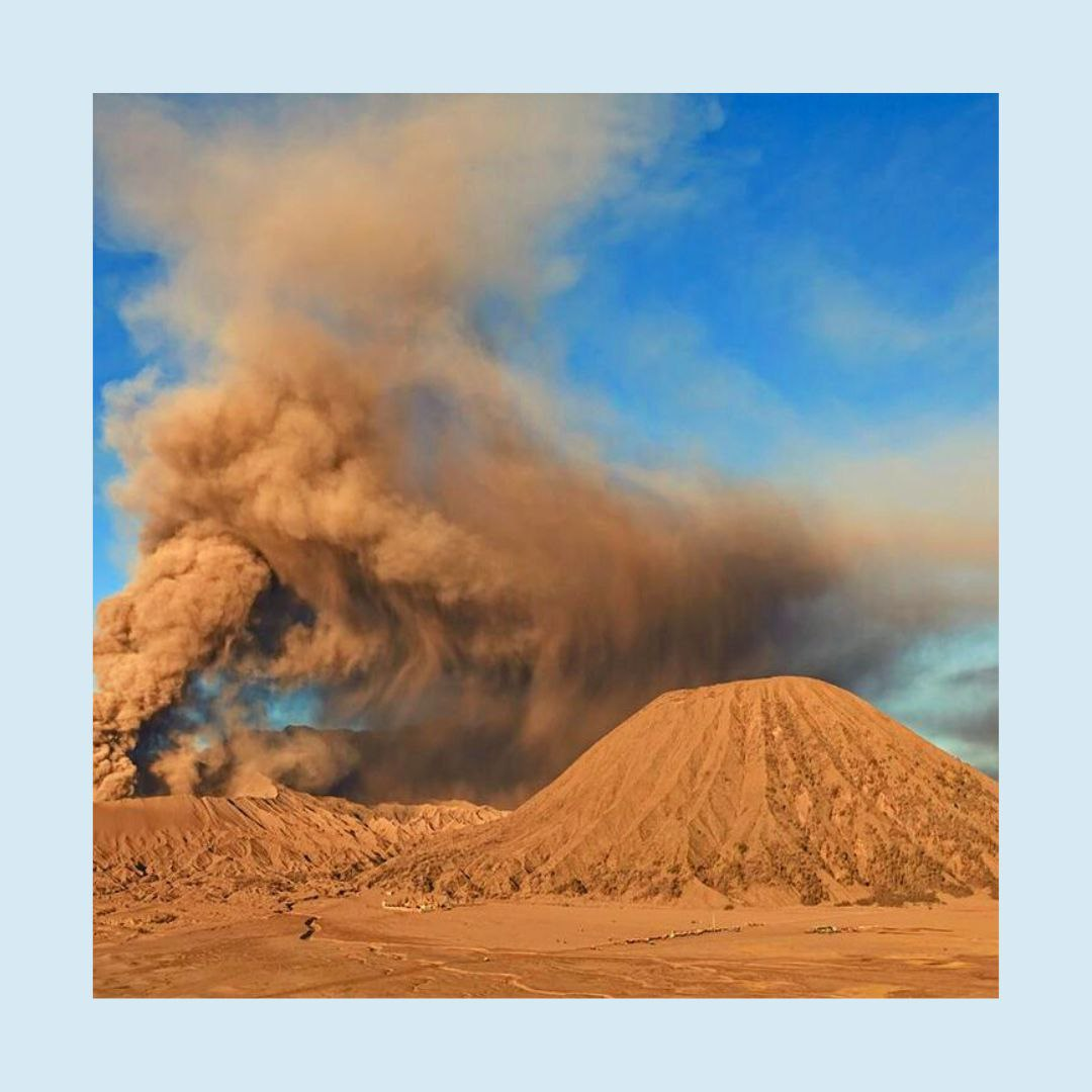 Асача вулкан. Кратер на горе. Питон-де-ла-фурнез индийский океан. Извержение семеру. Песочный вулкан.