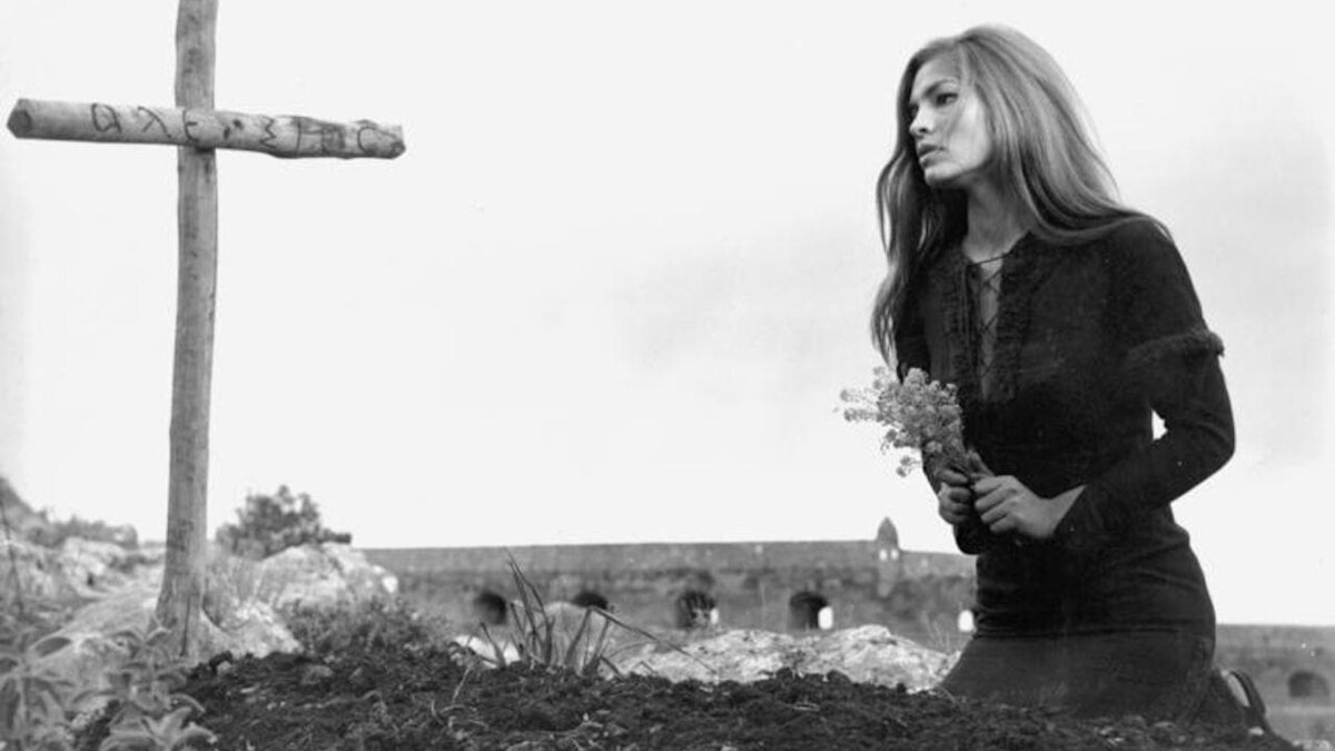 Зоя чем-то огорчена (кадр из фильма "Византийская рапсодия")