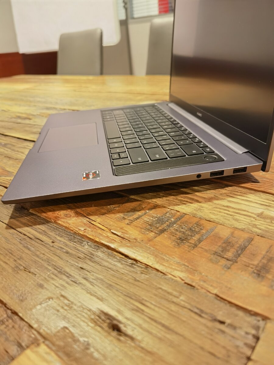 Довольно тонкий. Листай галерею